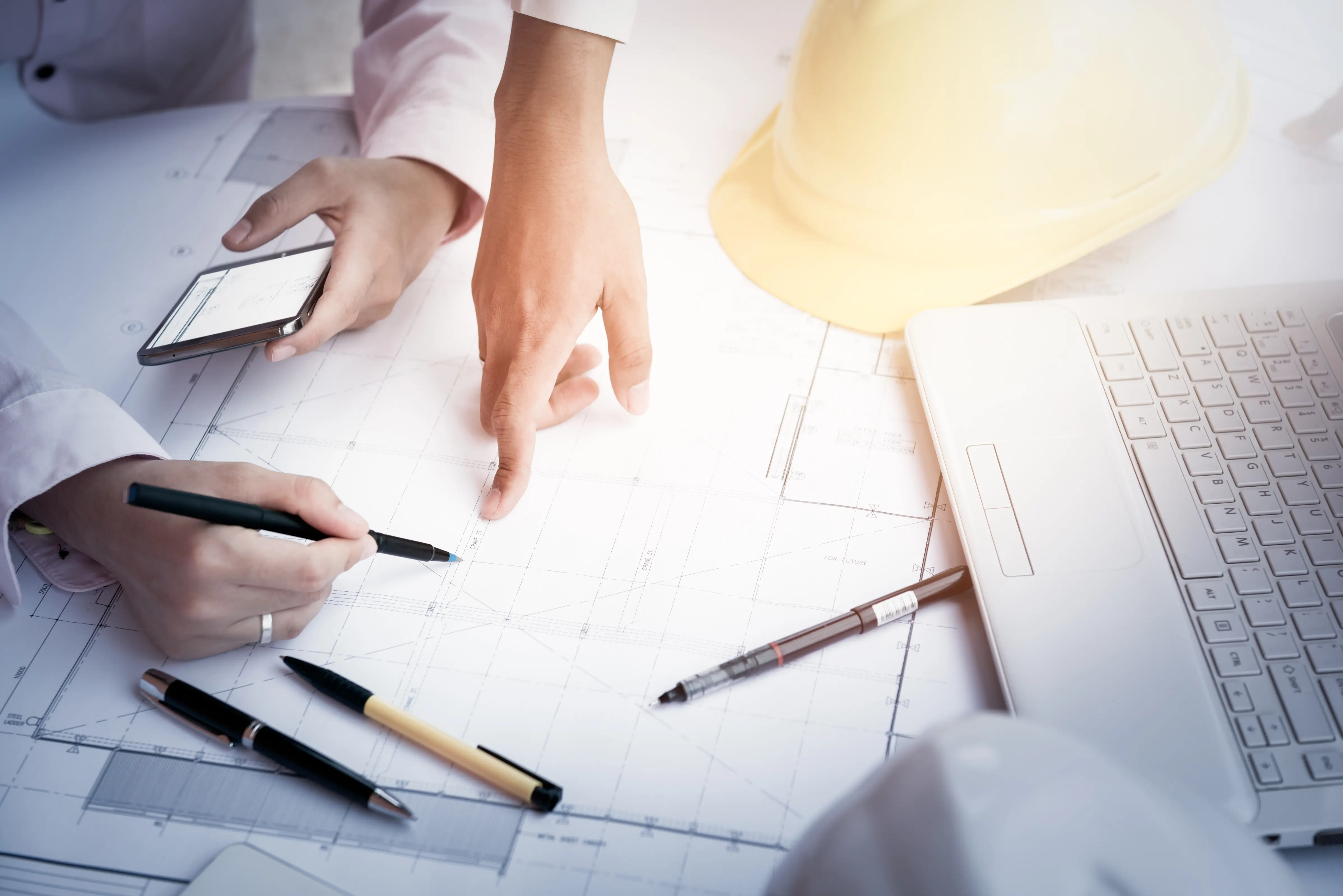 Deux professionnels discutent de plans de construction