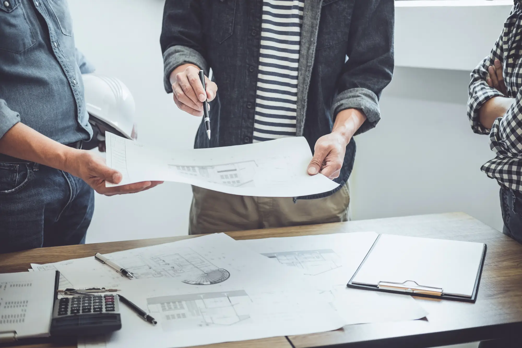 Deux professionnels discutent de plans de construction