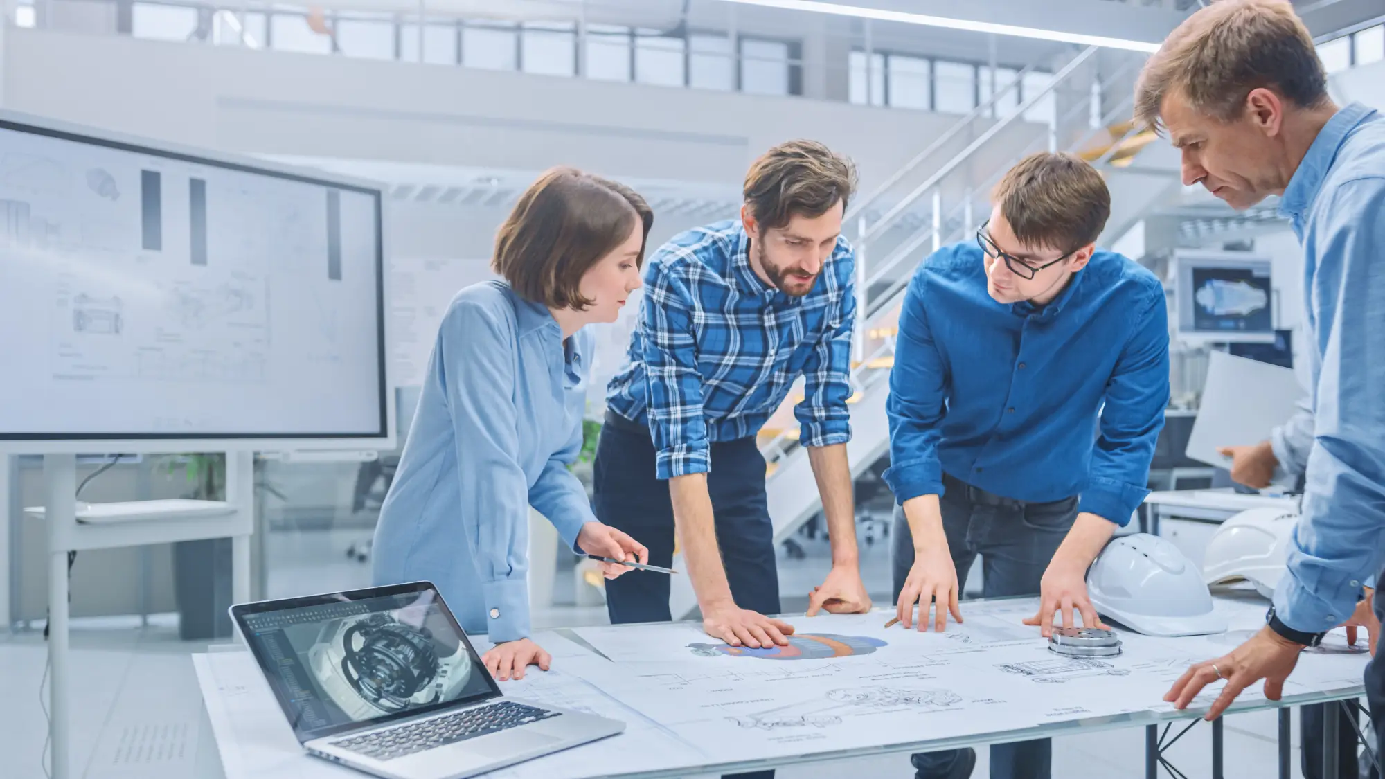 Deux professionnels discutent de plans de construction
