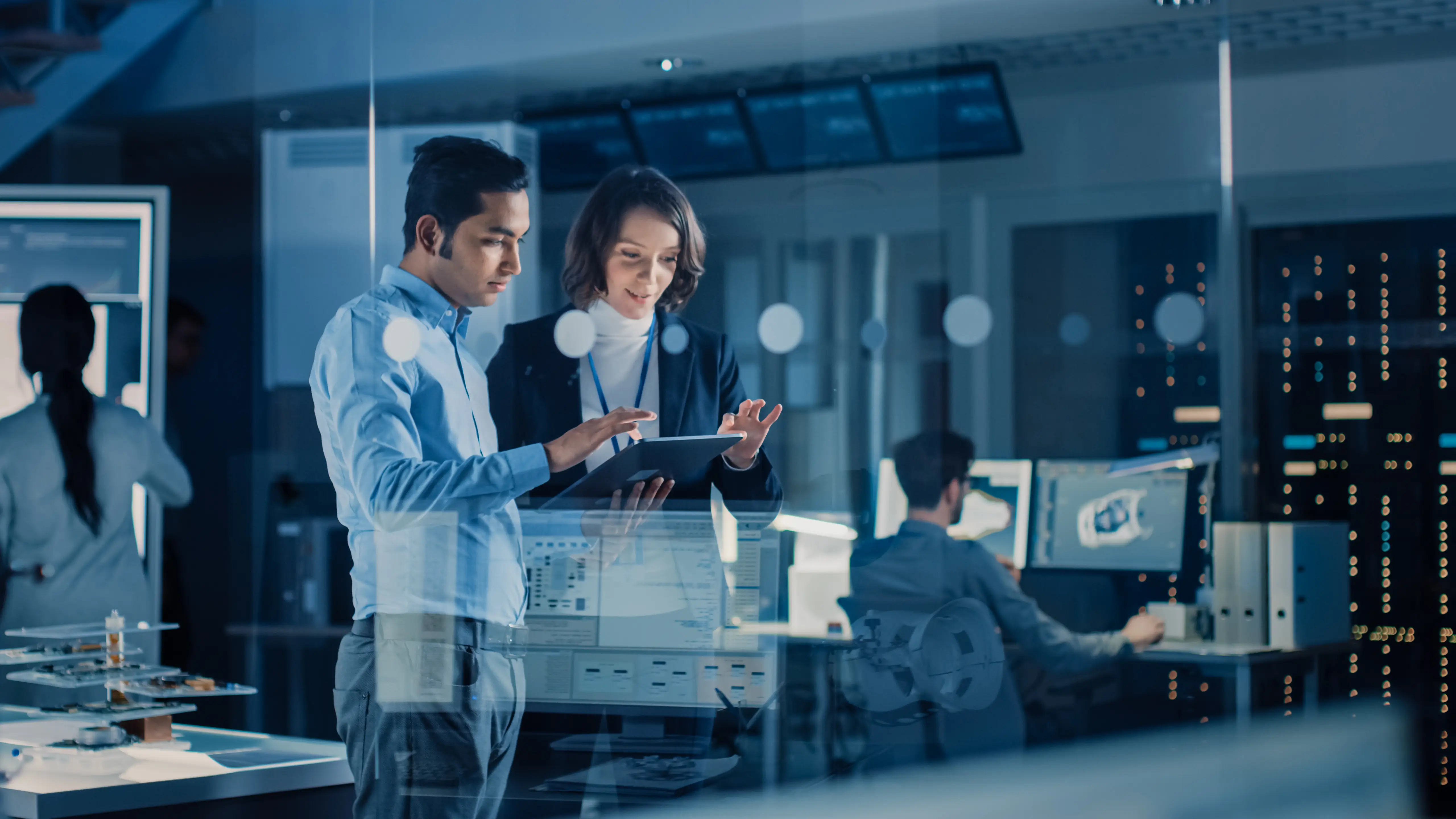 Deux professionnels discutent de plans de construction